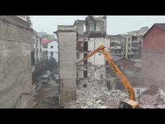 हुंडई 150 का 15 मीटर लंबा बूम इमारतों को ध्वस्त करने के लिए उपयोग किया जाता है